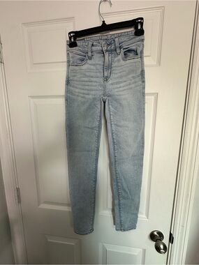 American Eagle Juniors Light Wash Hi-Rise Jegging Size 00Short